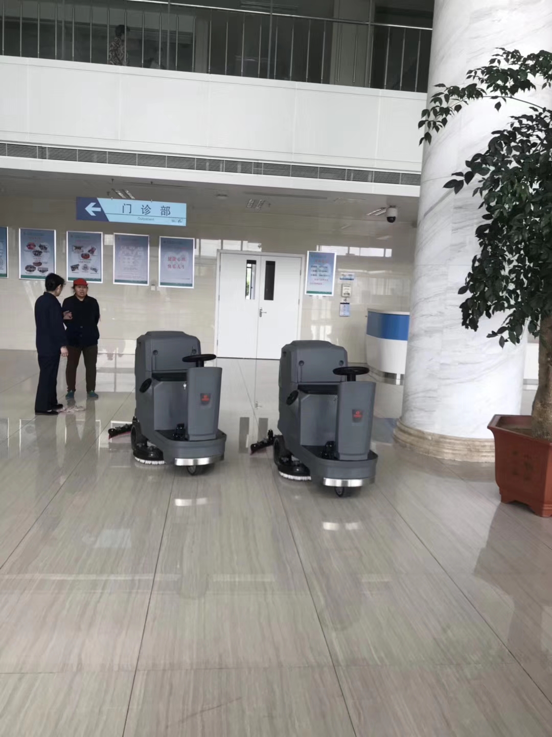 揚子駕駛式洗地機(jī)