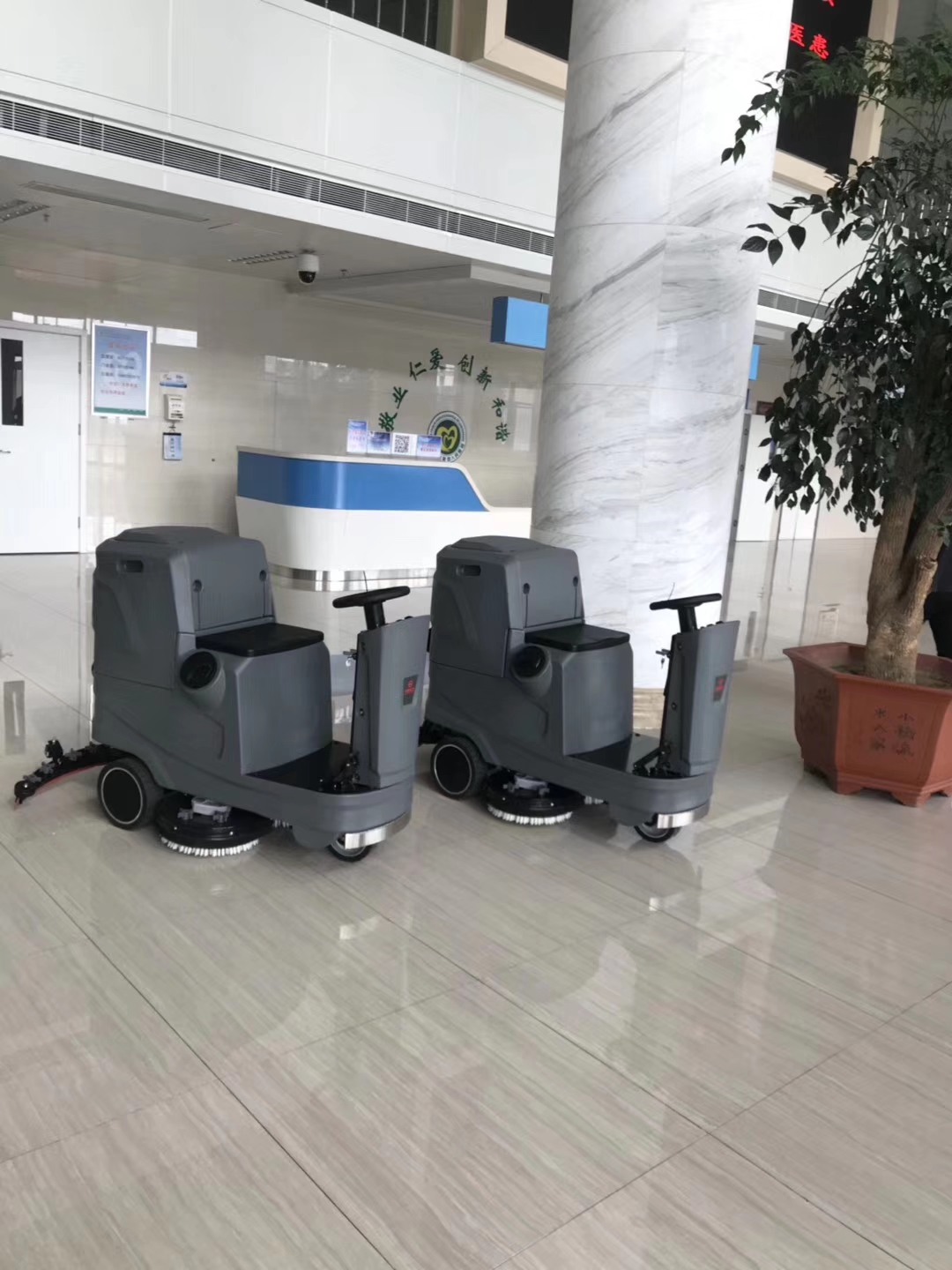 揚子駕駛式洗地機(jī)