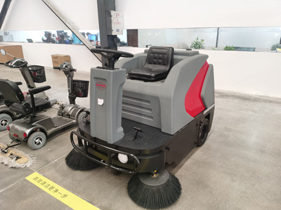 駕駛式掃地機 駕駛式掃地機